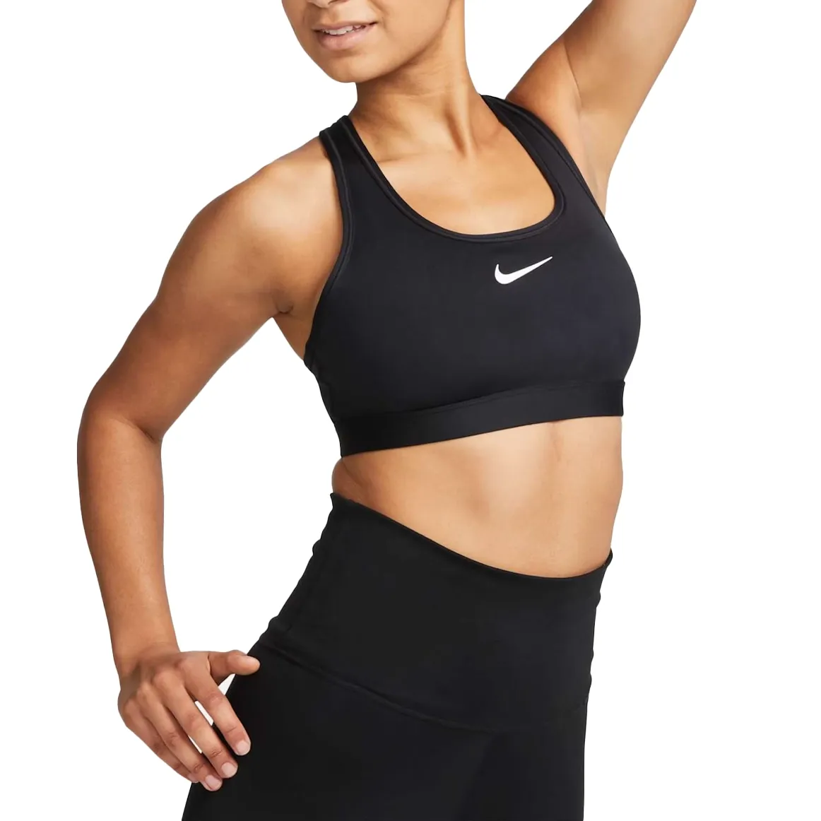 Modelo usando top esportivo Nike feminino preto para treino